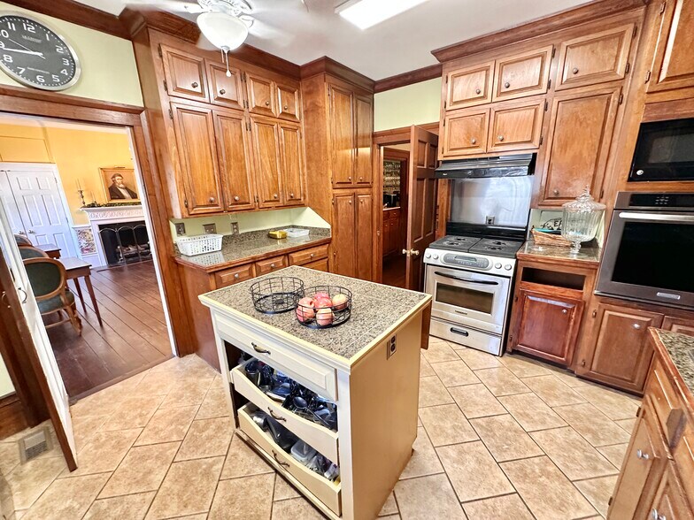 More Photos Of 615 College St, Clinton Hotel For Sale