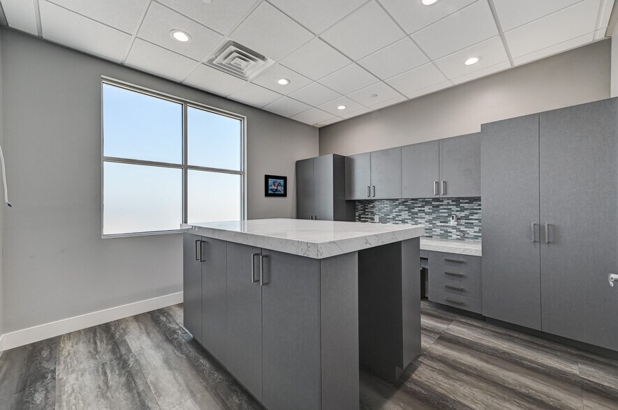 More Photos Of 545 W Sunset Rd, Henderson Flex For Sale