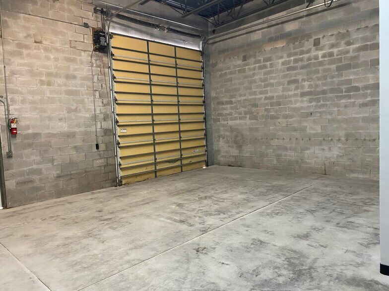 More Photos Of 10801 Sunset Plaza Cir, Fort Myers Showroom For Lease