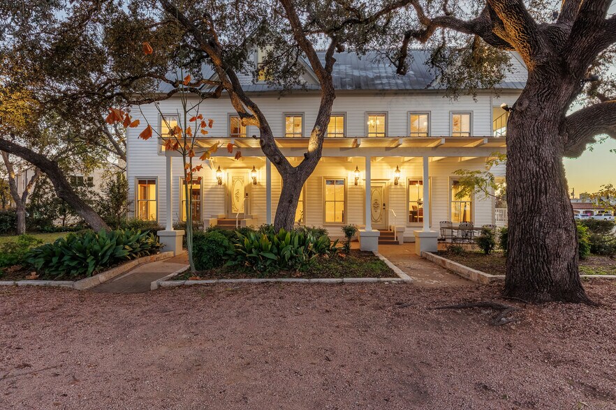 More Photos Of 119 Avenue G, Marble Falls Office For Sale