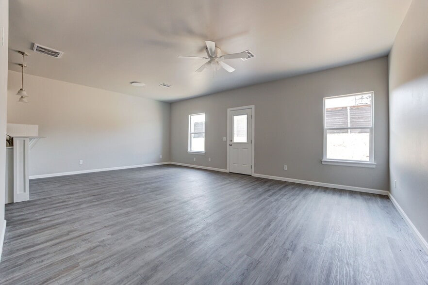 More Photos Of 12001 Rivers Trl, Oklahoma City Specialty For Sale