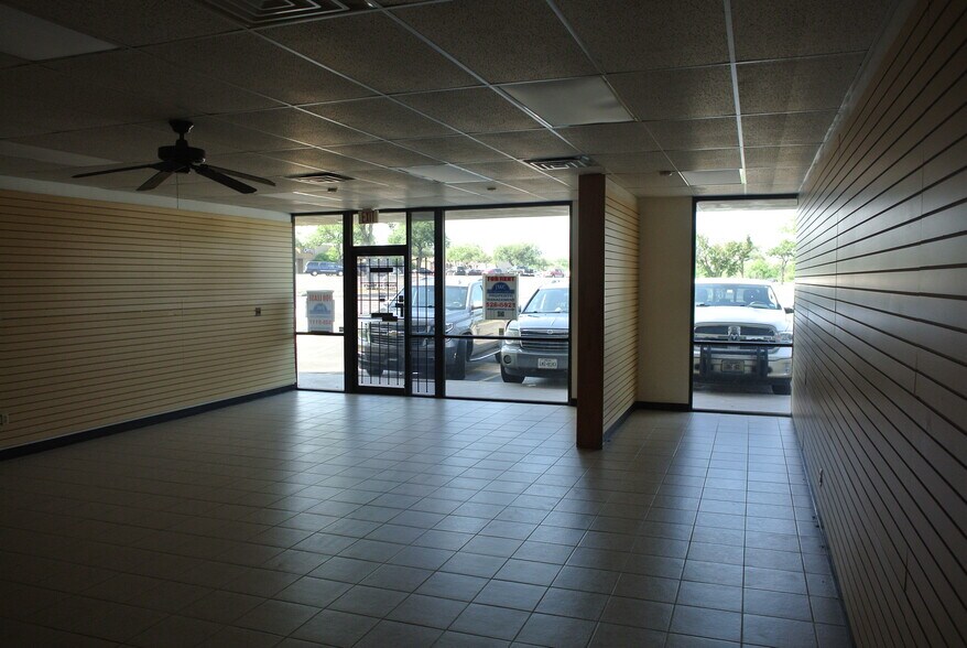 More Photos Of 2301 E Central Texas Expressway, Killeen Storefront For Lease