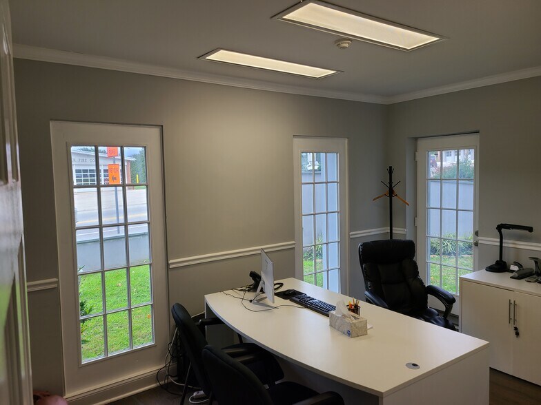 More Photos Of 644 W Germantown Pike, Lafayette Hill Office For Lease