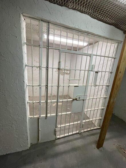 More Photos Of 47 W Wall St, Frostproof Loft Creative Space For Lease