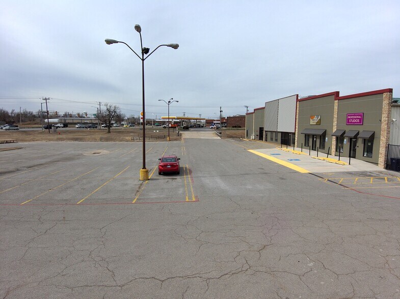More Photos Of 8921 NW Expressway St, Oklahoma City Warehouse For Lease