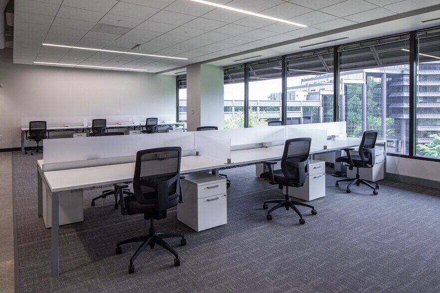 More Photos Of 2 Ravinia Dr, Atlanta Office For Lease