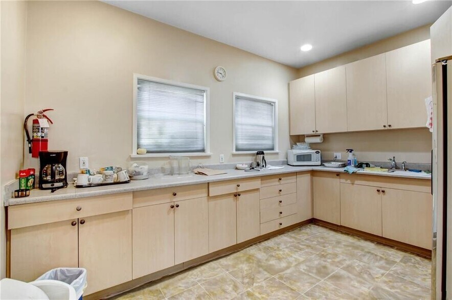 More Photos Of 724 S Glenoaks Blvd, Burbank Specialty For Sale