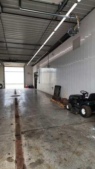 More Photos Of 3070 Commodity Ln, Green Bay Truck Terminal For Sale