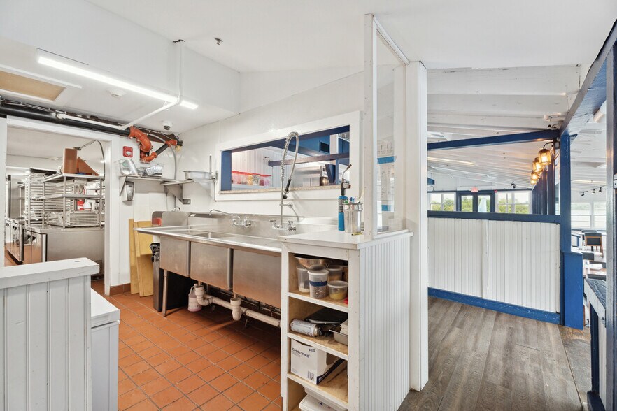 More Photos Of 5 Inlet Rd W, Southampton Restaurant For Lease