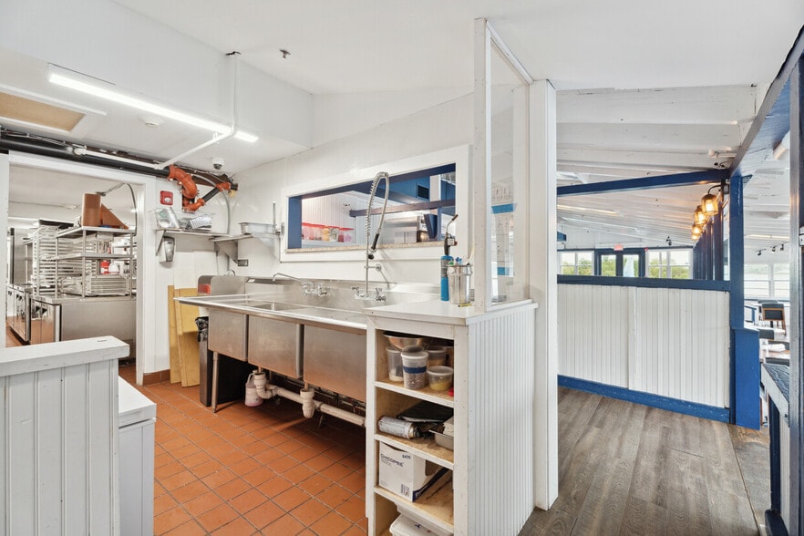 More Photos Of 5 Inlet Rd W, Southampton Restaurant For Sale