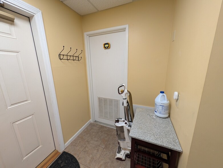 More Photos Of 42 Dover Point Rd, Dover Office For Lease
