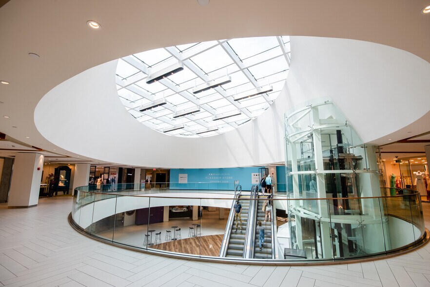 More Photos Of 55 Avenue Rd, Toronto Storefront For Lease