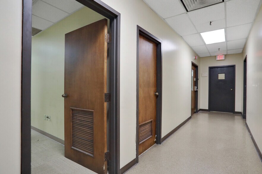 More Photos Of 2145 Dennis St, Jacksonville Warehouse For Lease