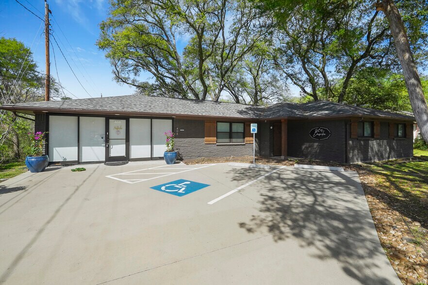 More Photos Of 408 Wilson Rd, Conroe Loft Creative Space For Sale