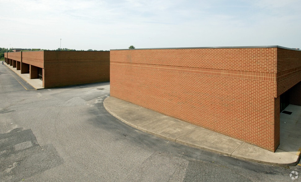 More Photos Of 820 Greenbrier Cir, Chesapeake Showroom For Lease