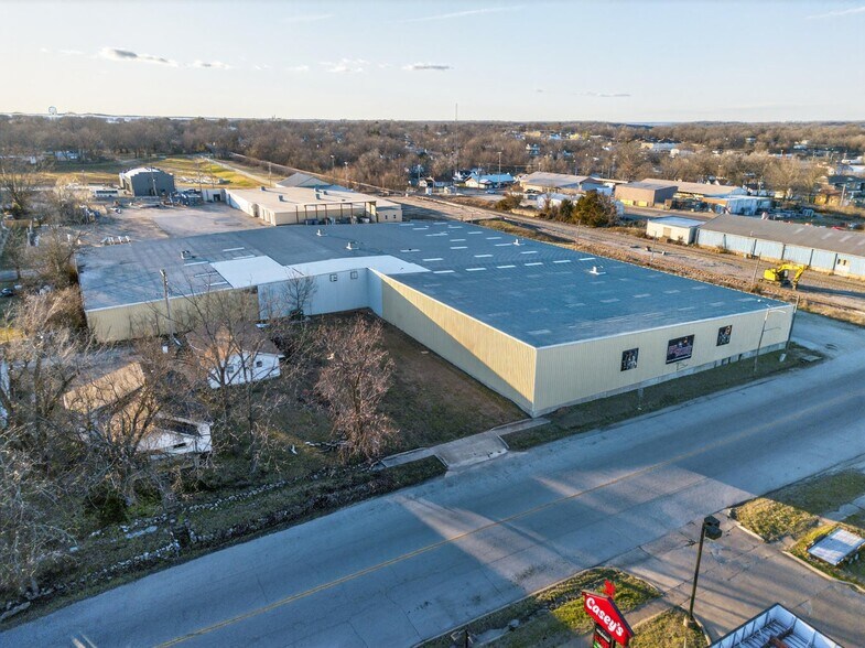 More Photos Of 102 S Main St, Mountain Grove Warehouse For Sale