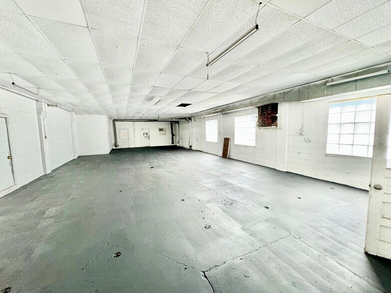 More Photos Of 2043 Minnesota st, Indianapolis Flex For Sale