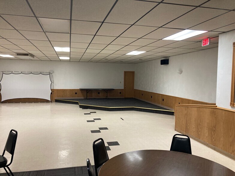 More Photos Of 220 Towner Ave, Larimore Flex For Sale