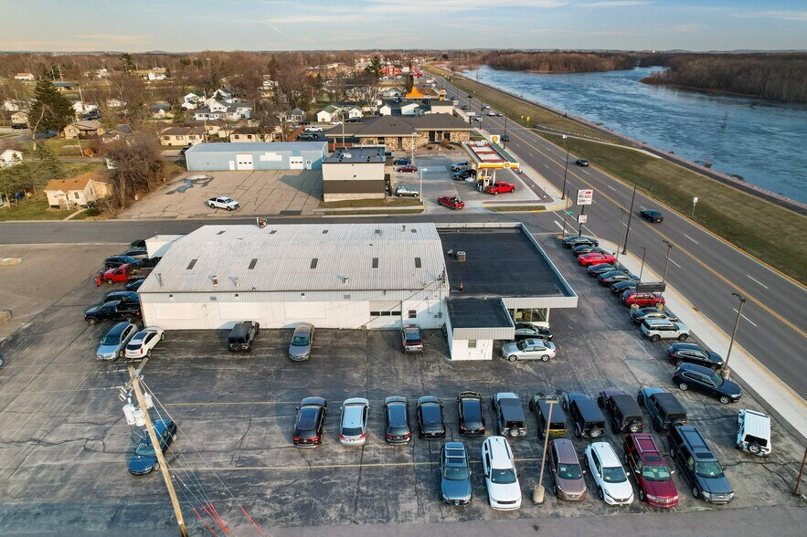 More Photos Of 515 E Wisconsin St, Portage Auto Dealership For Sale