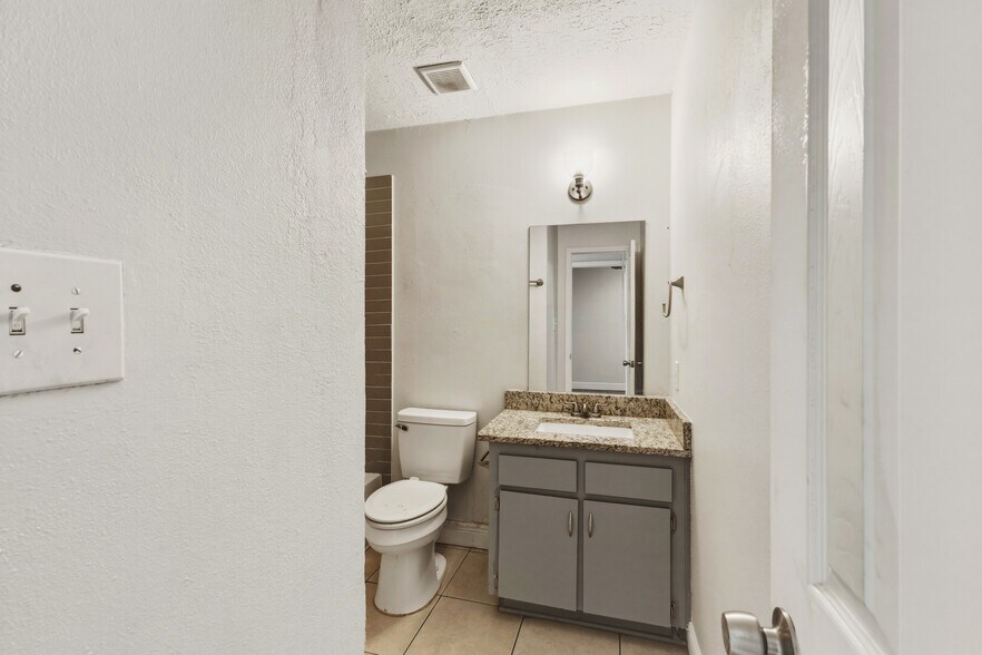 More Photos Of 8412-8420 N Lois Ave, Tampa Apartments For Sale