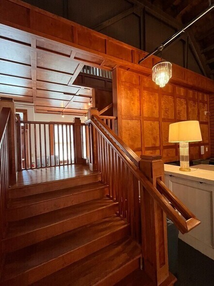 More Photos Of 624 E 63rd St, Kansas City Storefront Retail Office For Lease