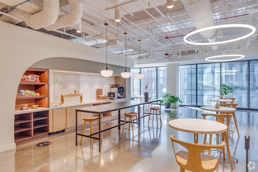 More Photos Of 333 N Green St, Chicago Office For Lease