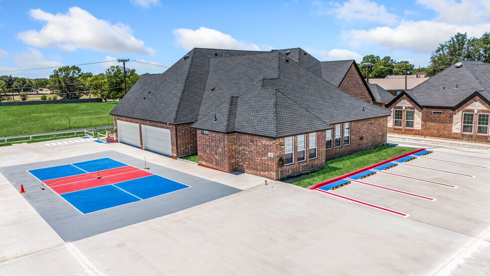 More Photos Of 703 E Oates Rd, Garland Unknown For Lease