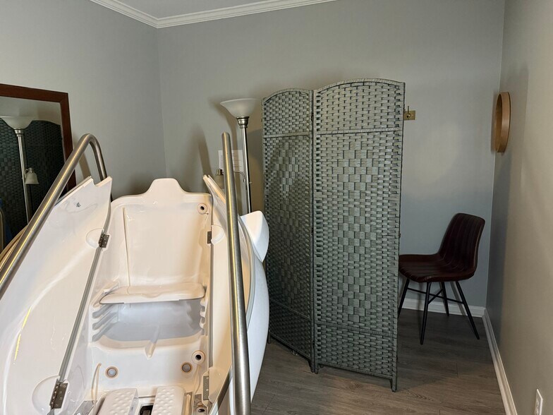 More Photos Of 4595 Towne Lake Pky, Woodstock Medical For Lease