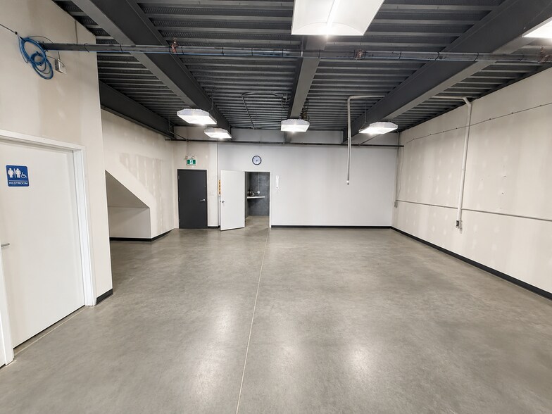 More Photos Of 118 Provincial Ave, Sherwood Park Flex For Sale