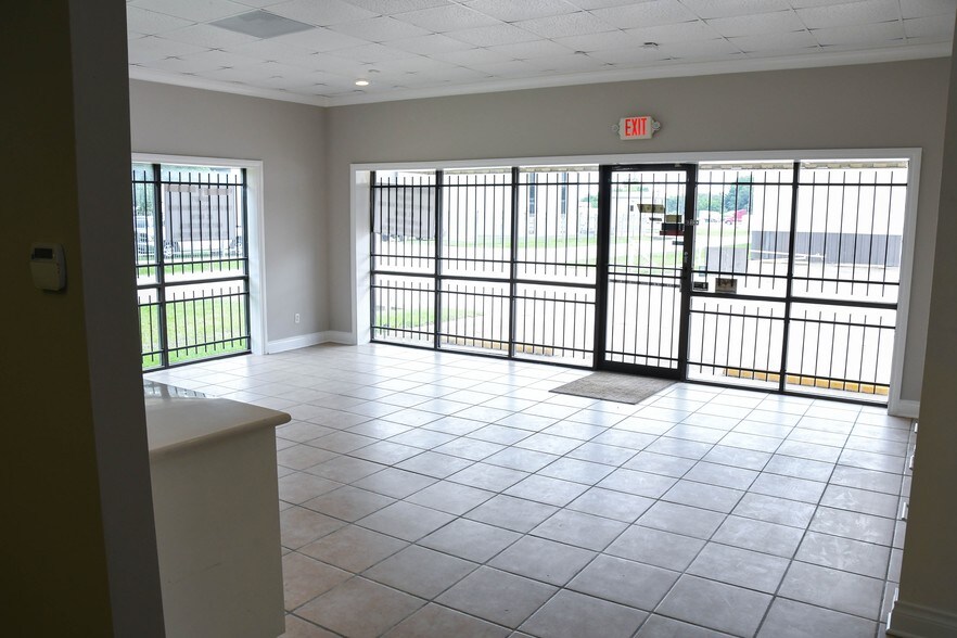 More Photos Of 7043 Satsuma Dr, Houston Warehouse For Lease