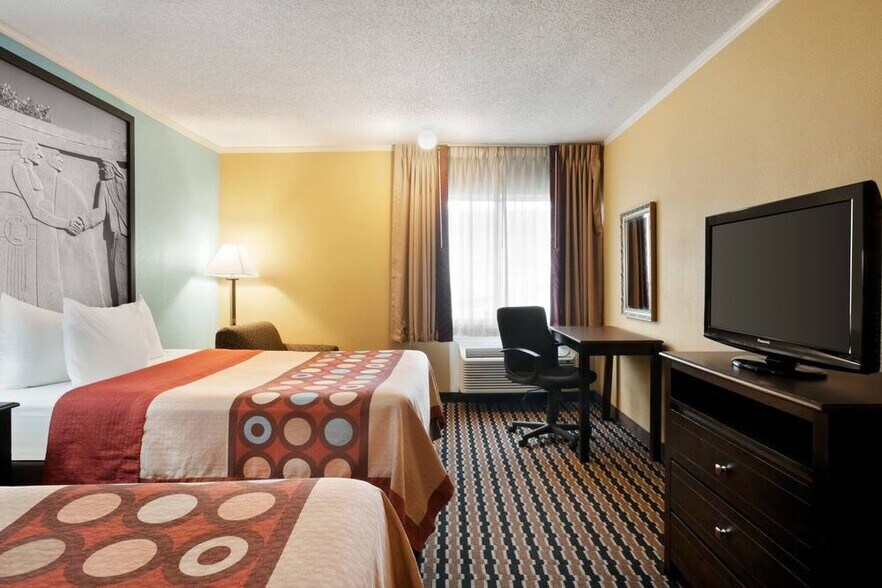 More Photos Of 4685 NE 14th St, Des Moines Hotel For Sale