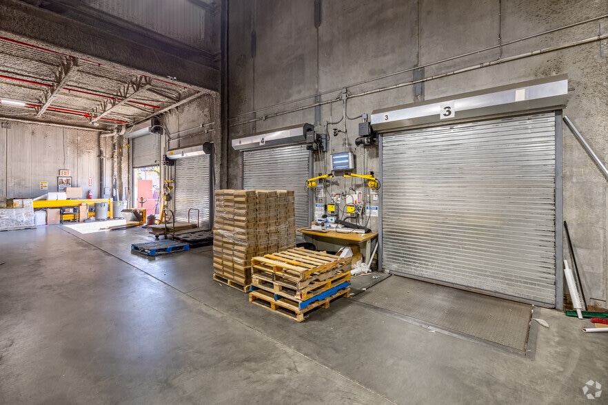 More Photos Of 60-15 Little Neck Pky, Little Neck Light Distribution For Lease