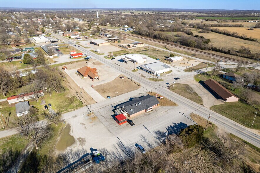 More Photos Of 704 W Conner Ave, Fairland Restaurant For Sale