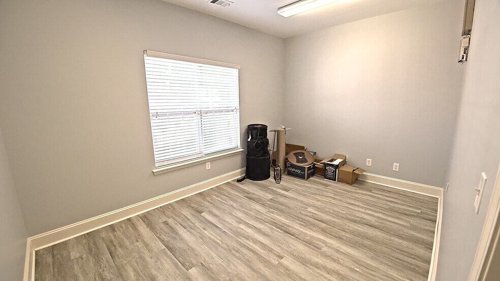 More Photos Of 239-243 River Park North Dr, Woodstock Medical For Sale