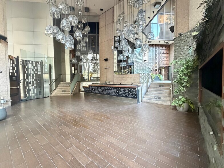 More Photos Of 800 W 6th St, Los Angeles Office For Lease