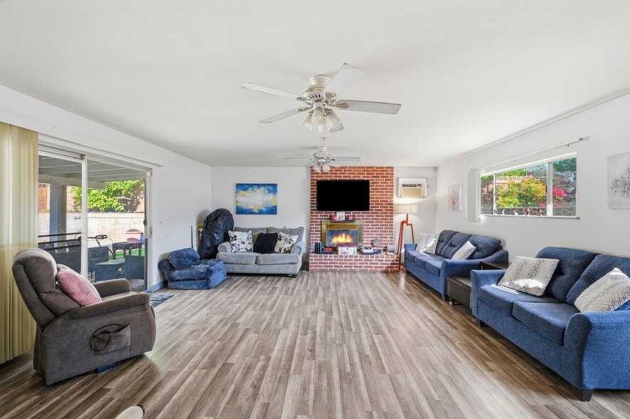 More Photos Of 27828 Parkvale Dr, Santa Clarita Healthcare For Sale