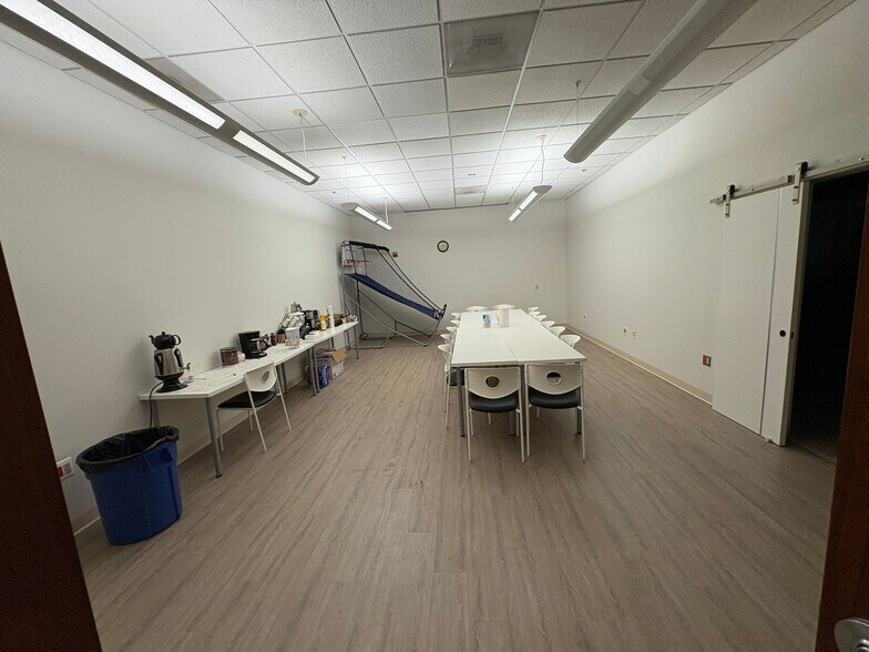 More Photos Of 45305 Catalina Ct, Sterling Showroom For Sale