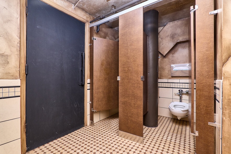 More Photos Of 910 2nd St, Sacramento Bar For Sale