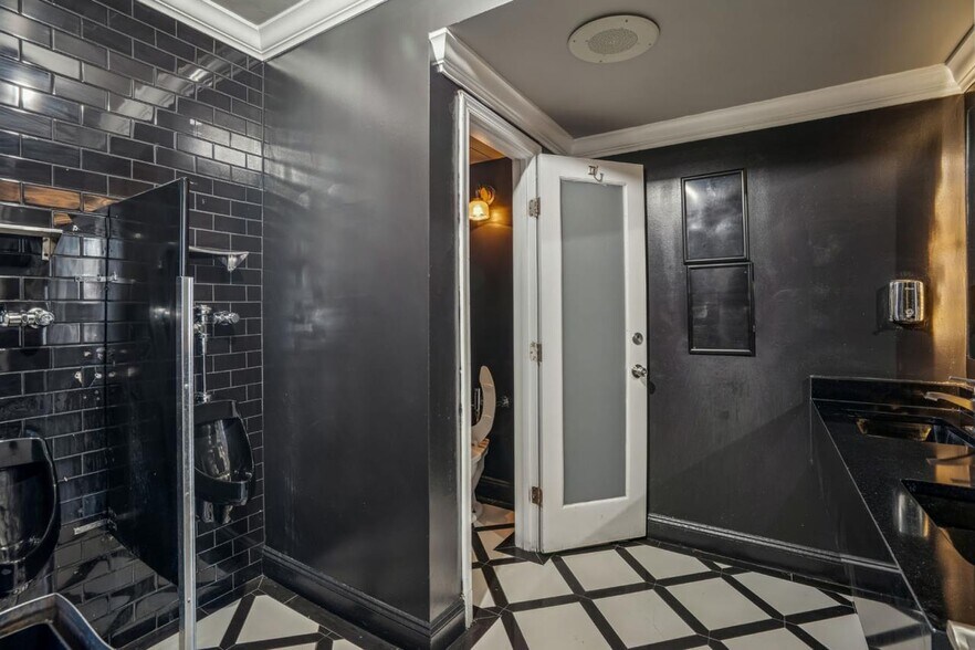 More Photos Of 1336 U St NW, Washington Bar For Sale