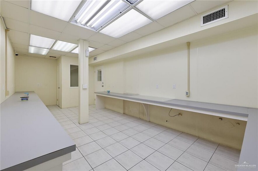 More Photos Of 100 N Dogwood St, Pharr Warehouse For Sale