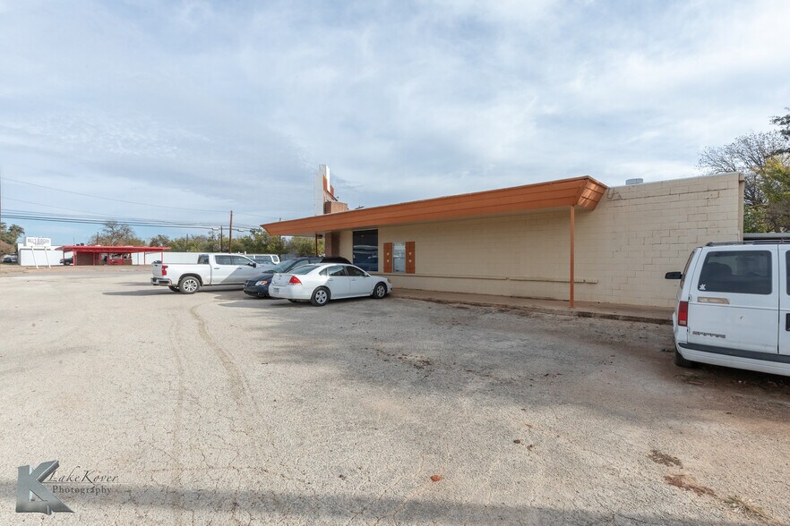 More Photos Of 1109 Oak St, Abilene Shelter For Sale