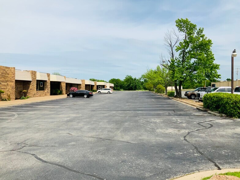 More Photos Of 1212 S Air Depot Blvd, Oklahoma City Office For Sale