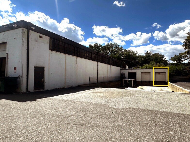 More Photos Of 395 Westbury Blvd, Hempstead Warehouse For Lease