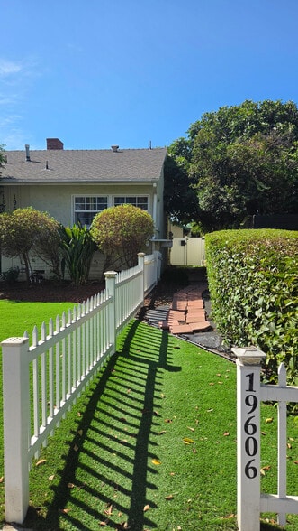 More Photos Of 19604 Victory Blvd, Tarzana Apartments For Sale