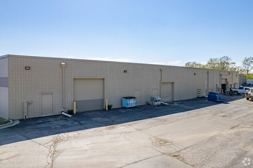 More Photos Of 8248 NW 101st Ter, Kansas City Flex For Lease