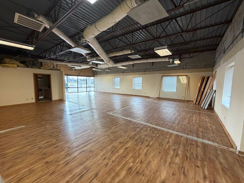 More Photos Of 1449 Forest Ln, Garland Office For Lease