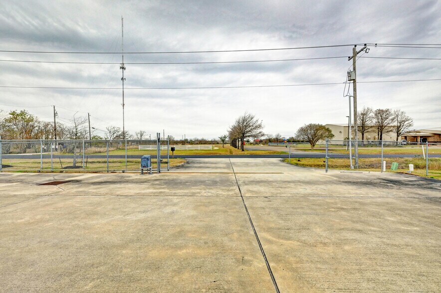 More Photos Of 1070 N Pine Rd, Texas City Light Distribution For Sale