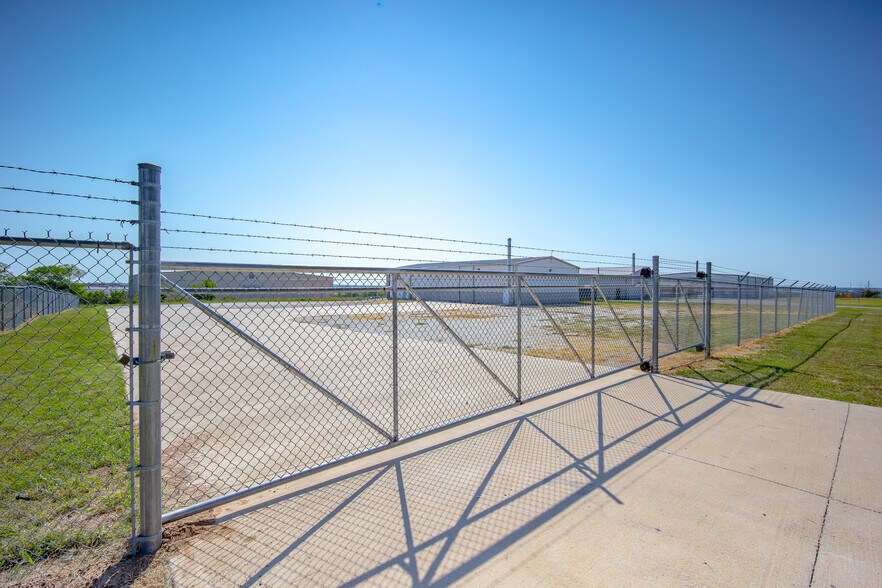 More Photos Of 7811 Kickapoo Ave, Shawnee Warehouse For Lease