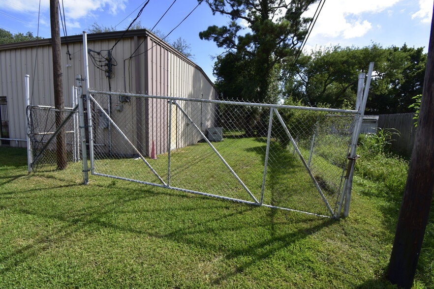 More Photos Of 630 Kentucky St, South Houston Office For Sale