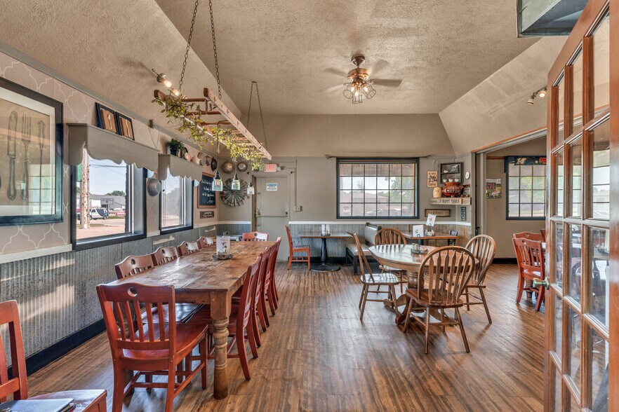 More Photos Of 601 Arizona Ave, Holton General Retail For Sale